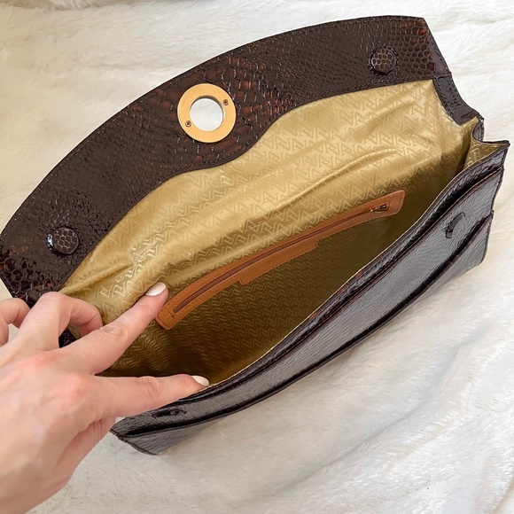 $210 NWOT ADRIENNE VITTADINI Patent Leather Large Clutch Python Brown Gold - Picture 6 of 13